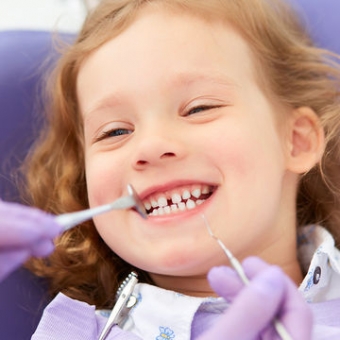 Σε ποια ηλικία θα πρέπει το παιδί να βάλει σιδεράκια αν τα δόντια του είναι στραβά;